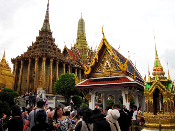  Одно из многочисленных сооружений Grand Palace в Бангкоке