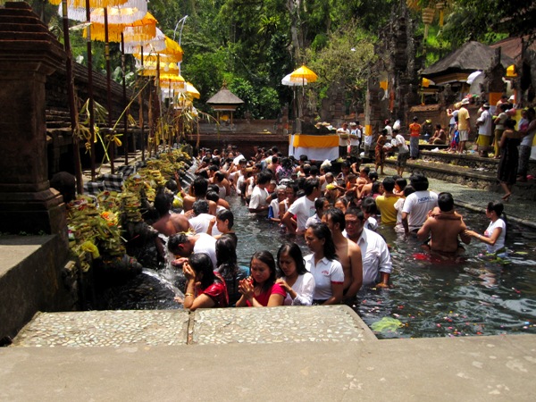 Церемония священного омовения в Tirtha Empul